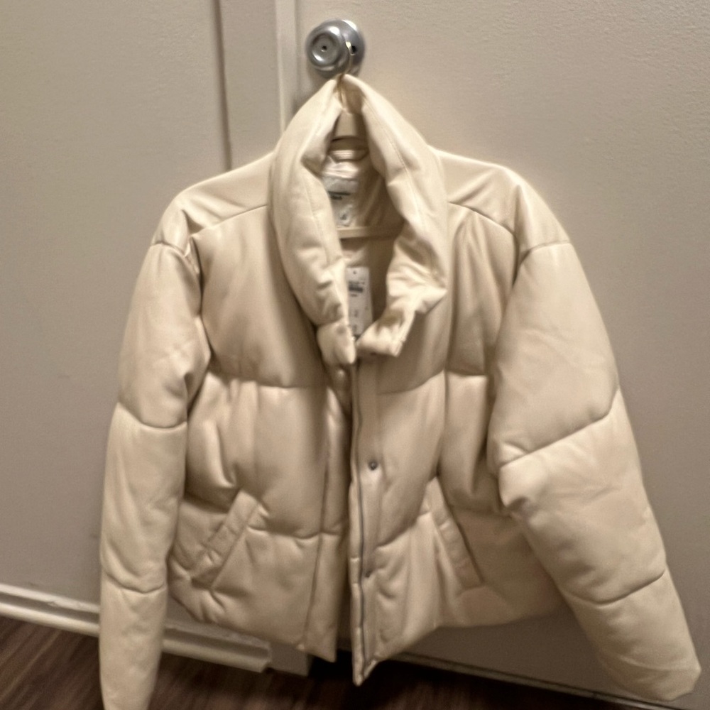 Abercrombie & Fitch Women's Off-White Puffer Jacket